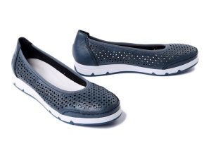 RIEKER L3065-14 blue, baleriny damskie. Niebieskie balerinki Rieker, w ażurowe wzory, bez obcasa, bez zapięcia. Za 299,90 zł.