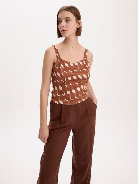 BGN Top w kolorze jasnobrązowym rozmiar: 34. Brązowe topy BGN, bez wzorów, z wiskozy, bez kołnierzyka, bez ramiączek. Za 88,45 zł.