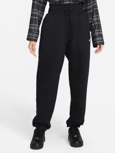 Nike Sportswear Spodnie dresowe w kolorze czarnym rozmiar: M. Czarne spodnie dresowe Nike Sportswear, m, bez wzorów, z dresówki. Za 175,67 zł.
