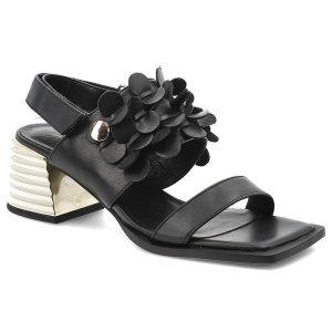 Sandały damskie S.Barski, na efektownym obcasie z metalicznym akcentem z regulowanym zapięciem oraz przestrzenną kwiatową aplikacją, czarne, CR61-306. Czarne sandały S.BARSKI, z aplikacjami, bez obcasa, na obcasie, bez zapięcia. Za 287,90 zł.