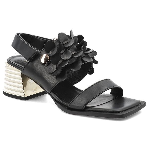Sandały damskie S.Barski, na efektownym obcasie z metalicznym akcentem z regulowanym zapięciem oraz przestrzenną kwiatową aplikacją, czarne, CR61-306. Czarne sandały S.BARSKI, z aplikacjami, bez obcasa, na obcasie, bez zapięcia. Za 287,90 zł.