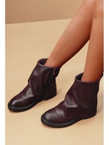 C'M Botki w kolorze czerwonym rozmiar: 41. Czerwone botki C'M, bez wzorów, bez obcasa, bez zapięcia. Za 130,99 zł.