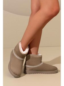 C'M Botki zimowe w kolorze khaki rozmiar: 37. Brązowe botki C'M, na zimę, bez wzorów, bez obcasa, bez zapięcia. Za 108,99 zł.