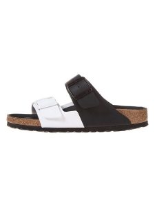 Birkenstock Klapki "Arizona Split" w kolorze biało-czarnym rozmiar: 39. Białe klapki Birkenstock, bez wzorów, z otwartym noskiem, bez obcasa. Za 344,54 zł.