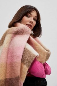 Gruby szal z frędzlami. Szaliki MOODO, bez wzorów, z poliesteru. W wyprzedaży za 31,99 zł.