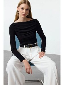 Trendyol Koszulka w kolorze czarnym rozmiar: XL. Czarne bluzki Trendyol, xl, bez wzorów, bez kołnierzyka, bez ramiączek. Za 56,66 zł.