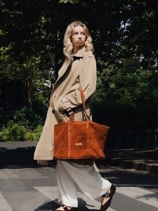 Maison héritage PARIS Skórzany shopper bag "Rise" w kolorze jasnobrązowym - 52 x 31 cm rozmiar: onesize. Brązowe shopper bag Maison héritage PARIS, bez wzorów, z materiału, na ramię, bez dodatków. Za 434,99 zł.