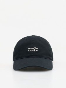 Czapka z daszkiem - czarny. Czarne czapki Reserved, bez wzorów, z bawełny. Za 59,99 zł.