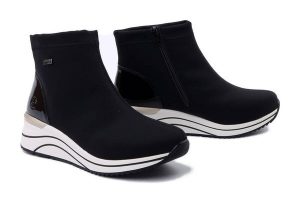 RIEKER REMONTE TEX D0T73-03 black, botki damskie. Czarne botki Rieker Remonte, na zimę, bez wzorów, bez obcasa, na koturnie, bez zapięcia. Za 389,90 zł.