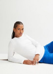 Bluzka z długim rękawem z czystej bawełny organicznej. Białe bluzki bonprix, bez wzorów, z bawełny, bez kołnierzyka, bez ramiączek. Za 39,99 zł.