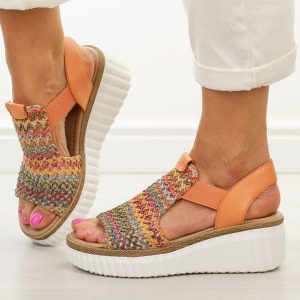 Pomarańczowe skórzane sandały damskie T.Sokolski 408. Brązowe sandały Sokolski, bez wzorów, z jeansu, bez obcasa, na platformie, bez zapięcia. Za 279,00 zł.