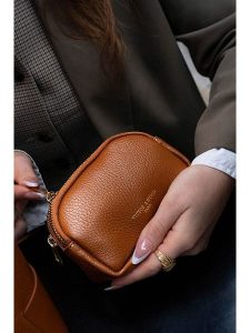 Victor & Hugo Paris Skórzany portfel "Gema" w kolorze karmelowym - 15 x 5 cm rozmiar: onesize. Brązowe portfele Victor & Hugo Paris, bez wzorów, z materiału. Za 100,99 zł.