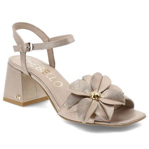 Złote Sandały Chebello Eleganckie Obuwie Damskie Z Kwiatem. Żółte sandały CheBello, bez wzorów, bez obcasa, na obcasie, bez zapięcia. Za 469,00 zł.