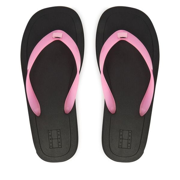 Japonki Tommy Jeans. Czerwone klapki Tommy Jeans, bez wzorów, z jeansu, bez obcasa. Za 209,99 zł.