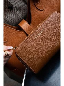 Victor & Hugo Paris Skórzany portfel "Selma" w kolorze karmelowym - 20 x 10 x 3 cm rozmiar: onesize. Brązowe portfele Victor & Hugo Paris, bez wzorów, z materiału. Za 130,99 zł.