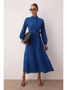 Trendyol Sukienka w kolorze granatowym rozmiar: 38. Niebieskie sukienki Trendyol, bez wzorów, bez kołnierzyka, bez ramiączek, midi. Za 95,99 zł.