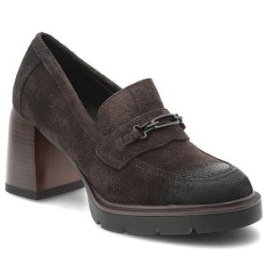 Półbuty damskie Filippo o eleganckim fasonie z ozdobnym metalowym detalem i stabilnym obcasem typu słupek ciemnobrązowe, DP8169/26 D BR. Brązowe półbuty Filippo, bez wzorów, z jeansu, bez obcasa, na obcasie, bez zapięcia. Za 269,00 zł.