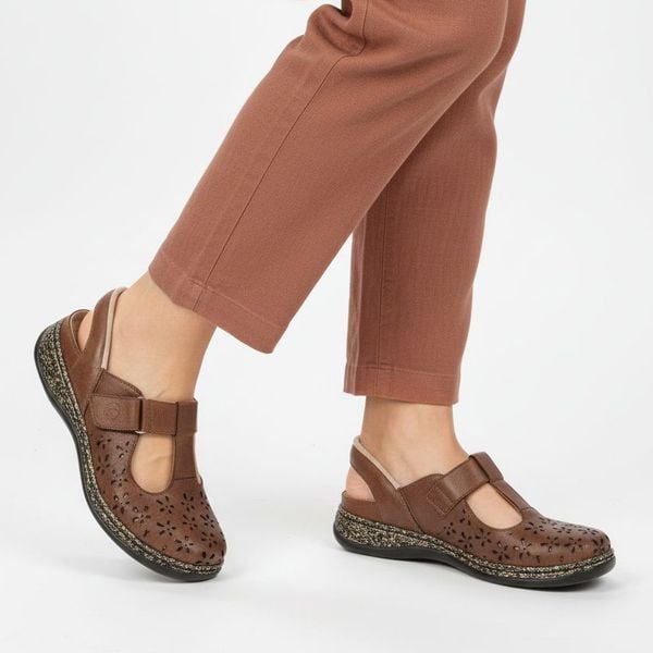 Sandały damskie Rieker, cholewka skóra naturalna ażurowa konstrukcja z wycięciem w kształcie litery t oraz regulowany pasek na rzep, brązowe, 46397-2. Brązowe sandały Rieker, w ażurowe wzory, z jeansu, bez obcasa, bez zapięcia. Za 349,00 zł.