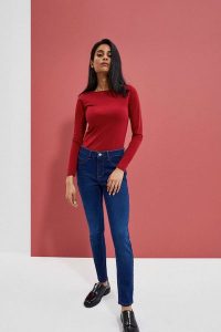 Jeansy skinny zapinane na guzik i zamek ciemnoniebieskie. Niebieskie jeansy MOODO, bez wzorów, z bawełny, długie. W wyprzedaży za 27,99 zł.