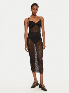 Guess Koszula nocna O5RK00 KBGT0 Czarny Regular Fit. Czarne koszule nocne Guess, z aplikacjami, z syntetyku, bez ramiączek. Za 299,99 zł.