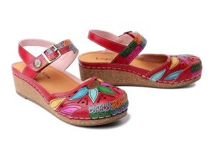 LAURA VITA 0007731 Facscineo 02 rouge, sandały damskie. Czerwone sandały LAURA VITA, bez wzorów, ze skóry, bez obcasa, na koturnie, bez zapięcia. Za 331,41 zł.