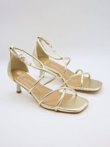 Bellucci Sandały w kolorze złotym rozmiar: 36. Żółte sandały Bellucci, bez wzorów, z otwartym noskiem, bez obcasa, na koturnie, bez zapięcia. Za 100,99 zł.