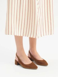 Brązowe czółenka slingback bez pięty. Brązowe czółenka Ryłko, bez wzorów, ze skóry, bez obcasa, na obcasie, bez zapięcia. Za 379,99 zł.