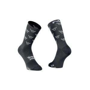 Skarpety rowerowe NORTHWAVE RIDE & ROLL czarny. Czarne skarpetki Northwave, bez wzorów. Za 35,00 zł.