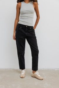 Spodnie jeansowe typu mom fit w kolorze BLACK JEANS - JUST-XL. Czarne spodnie z wysokim stanem Marsala, bez wzorów, z denimu, z podwyższonym stanem. Za 349,90 zł.