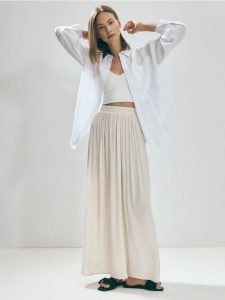 Koszula oversize z wiskozą - biały. Białe koszule Reserved, l, bez wzorów, z dzianiny, bez kołnierzyka, bez ramiączek. W wyprzedaży za 49,99 zł.