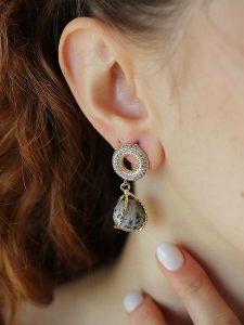 Pierres delicates Pozłacane kolczyki-wkrętki z jaspisami i cyrkoniami rozmiar: onesize. Szare kolczyki Pierres delicates, z cyrkonią, pozłacane. Za 92,21 zł.