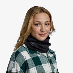 Komin na szyję - Bandana BUFF Knitted Neckwarmer Niels Evo B Lack. Czarne szaliki Buff, bez wzorów. W wyprzedaży za 101,94 zł.