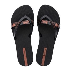 Japonki Ipanema Kirei Chic 83673 BB740 czarne. Czarne klapki bez wzorów, z materiału, bez obcasa. Za 137,18 zł.