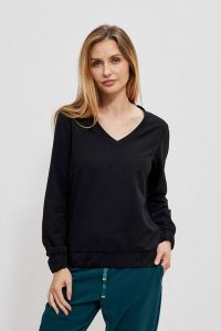 Bluza z długimi rękawami i dekoltem V czarna. Czarne bluzy MOODO, xs, bez wzorów, z bawełny, bez kaptura. W wyprzedaży za 17,99 zł.