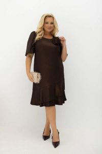 Elegancka sukienka midi z falbanami i odpinaną różą Evelyn czekoladowa na wesele | Plus Size Oversize. Brązowe sukienki Moda Size Plus Iwanek, na co dzień, m, z aplikacjami, z elastanu, eleganckie, bez kołnierzyka, plus size, bez ramiączek, midi, dopasowane. Za 335,00 zł.