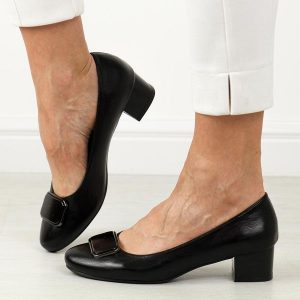 Czarne czółenka damskie na obcasie M.Daszyński Sa210-8. Czarne czółenka M.Daszyński, bez wzorów, ze skóry, z okrągłym noskiem, bez obcasa, na obcasie, bez zapięcia. Za 189,00 zł.