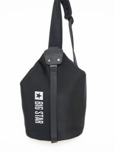 Plecak unisex na jedno ramię gg574183 906. Czarne plecaki Big Star. W wyprzedaży za 109,99 zł.