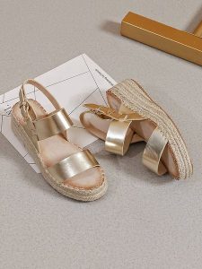 Sixth Sens Sandały w kolorze złotym na koturnie rozmiar: 39. Żółte sandały Sixth Sens, bez wzorów, z otwartym noskiem, bez obcasa, na koturnie, bez zapięcia. Za 92,86 zł.