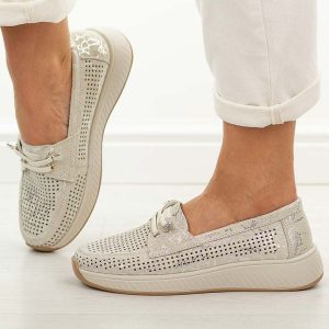 Srebrne ażurowe skórzane półbuty damskie T.Sokolski 656. Szare półbuty Sokolski, na jesień, w ażurowe wzory, z jeansu, z okrągłym noskiem, bez obcasa, na płaskiej podeszwie, bez zapięcia. Za 219,00 zł.