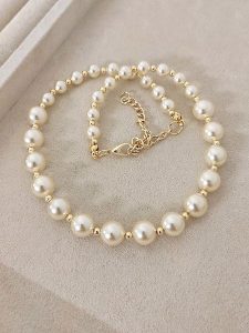 Nakkash Pozłacany naszyjnik z perłami syntetycznymi rozmiar: onesize. Żółte naszyjniki Nakkash, z perłą, metalowe. Za 56,95 zł.