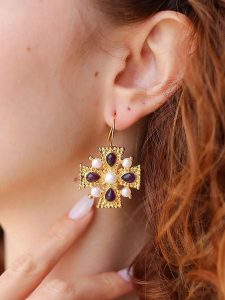 L'Atelier de Gaia Pozłacane kolczyki z ametystami i perłami rozmiar: onesize. Fioletowe kolczyki L'Atelier de Gaia, z ametystem, pozłacane. Za 60,99 zł.