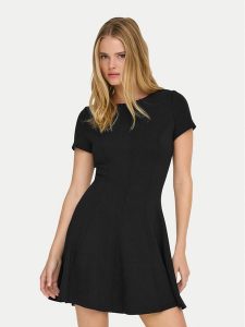 ONLY Sukienka codzienna Kenya 15370506 Czarny Regular Fit. Czarne kombinezony ONLY, s, bez wzorów, z wiskozy, bez kołnierzyka, bez ramiączek. Za 189,99 zł.