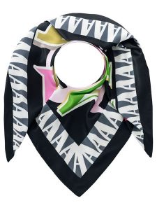 Zwillingsherz Chusta trójkątna "Letters" w kolorze czarnym ze wzorem - 138 x 68 cm rozmiar: onesize. Czarne apaszki i chusty Zwillingsherz, bez wzorów, z materiału. Za 100,52 zł.