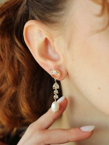 Pierres delicates Pozłacane kolczyki-wkrętki z cyrkoniami rozmiar: onesize. Białe kolczyki Pierres delicates, z cyrkonią, pozłacane. Za 43,99 zł.