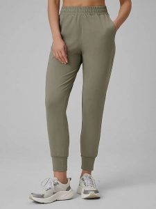 4F Spodnie dresowe w kolorze khaki rozmiar: XS. Brązowe spodnie dresowe 4f, xs, bez wzorów, z dresówki. Za 70,57 zł.