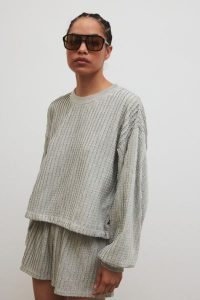 Bluza z dzianiny strukturalnej w kolorze COOL GREY - PRIZM- UNI. Szare bluzy Marsala, m, bez wzorów, z bawełny, bez kaptura. Za 249,90 zł.