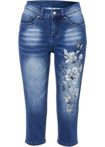 Dżinsy rybaczki z nadrukiem w motyle. Niebieskie jeansy bonprix, bez wzorów, z jeansu. Za 127,99 zł.