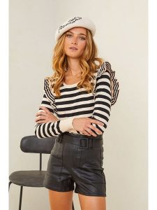 Plume Sweter "Abiel" w kolorze kremowo-czarnym rozmiar: M. Brązowe swetry oversize Plume, m, bez wzorów, bez ramiączek. Za 118,84 zł.