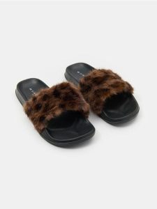 Klapki z cholewką z imitacji futra w panterkę - wielobarwny. Klapki Sinsay, bez wzorów, bez obcasa. Za 39,99 zł.