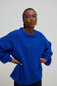 Sweter oversize z bufiastym rękawem SAPPHIRE BLUE - RIVERO-UNI. Niebieskie golfy Marsala, na lato, bez wzorów, z wełny, bez ramiączek. Za 249,90 zł.